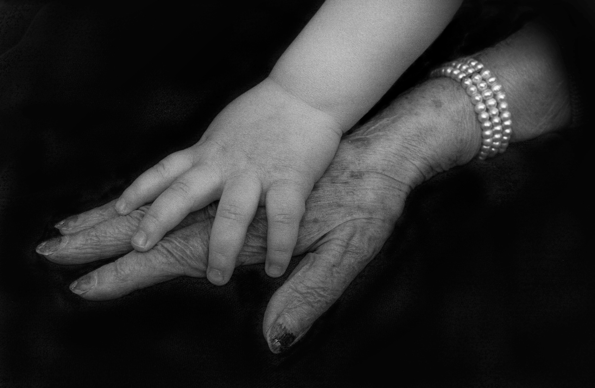 Basia, 101 år med barnbarnsbarnet Eli, 3 år